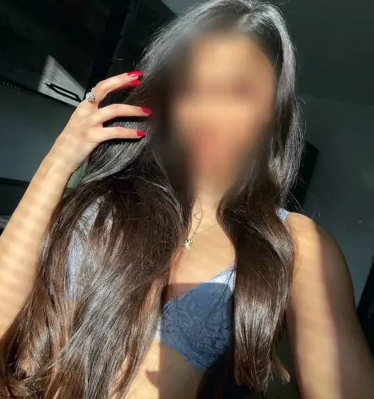 Amina, 32