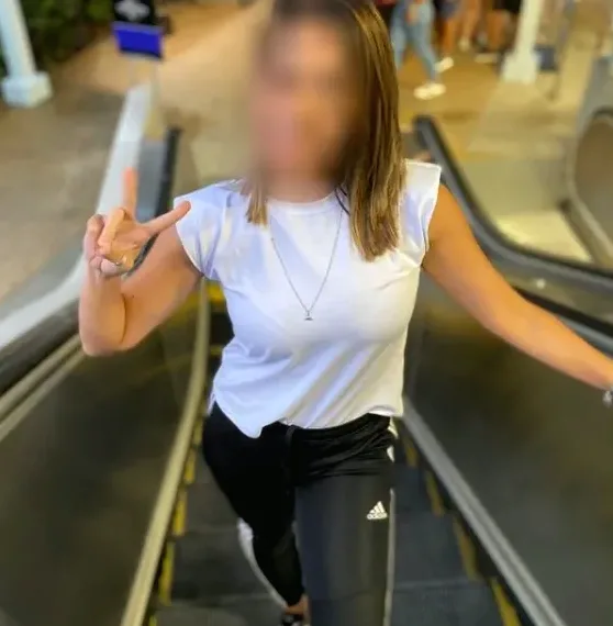 Lara, 36